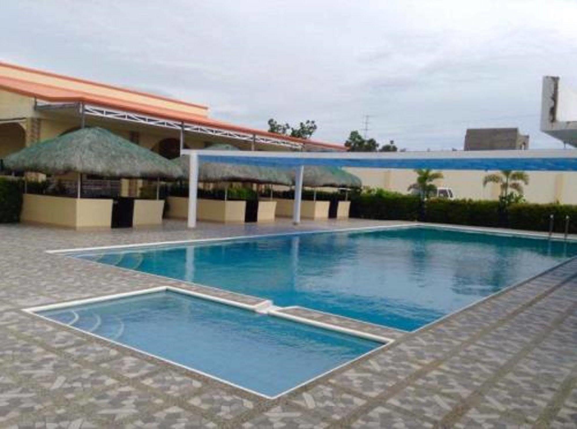 Ukl Ever Resort Hotel Laoag Buitenkant foto